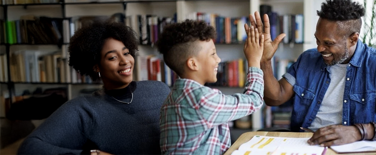 Studenti felici mentre imparano l'inglese