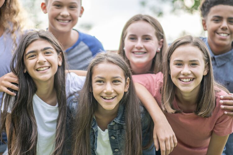 Bambini felici che imparano inglese